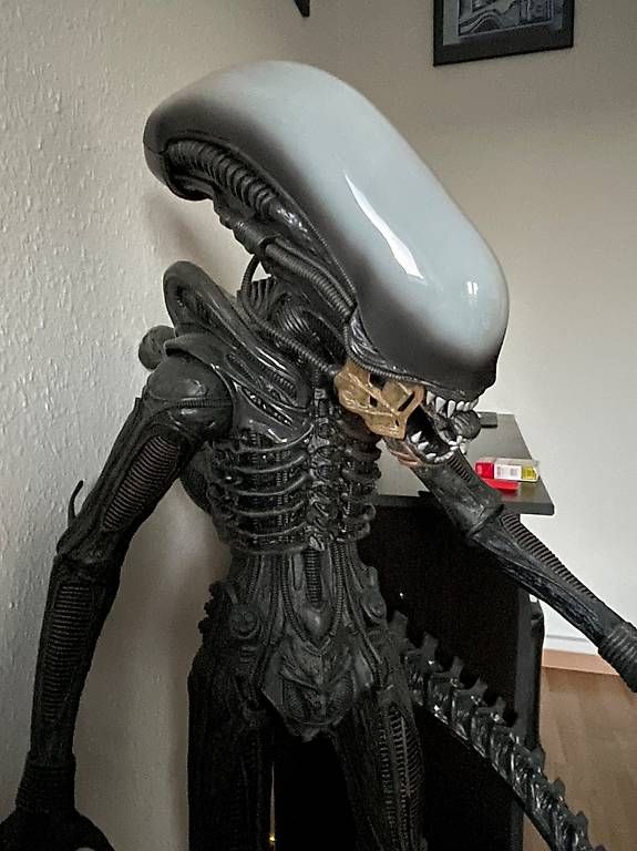Skulpturen & Statuen: Figurine de alien articuler 1,2m – Gebraucht aus le locle von caryl 2