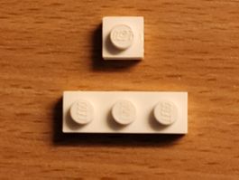 Lego - 2 pièces blanches plates à 1 et 3 tenons