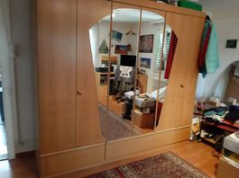 Holzschrank (4 Türen) mit Spiegel gratis zur Abhohlung