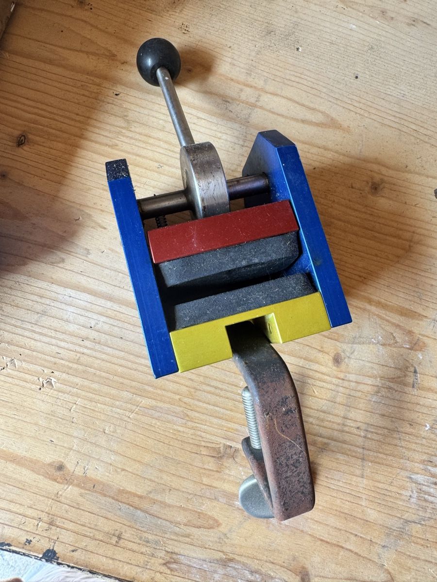 Swiss Tous les outils: Bench Vise Tool with Colored Inserts Used Condition – D'occasion à Seuzach par Wolf936
