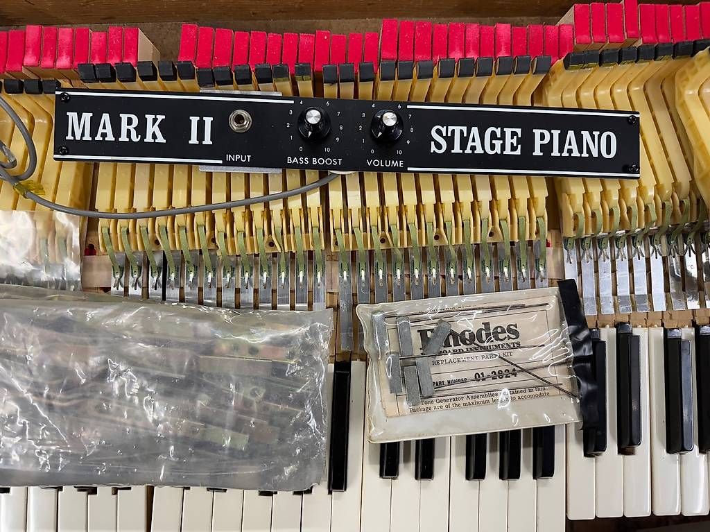 Rhodes Strumenti musicali: Fender Rhodes Mark II 88 Ersatzteile – Usato da Basel venduto da grume35