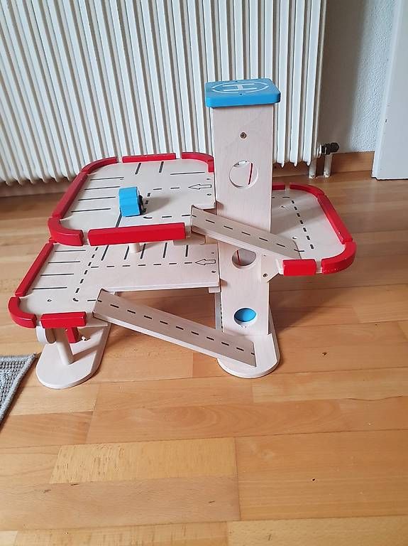 Giocattoli: Spielautogarage mit Lift – Usato da Thun venduto da elefe8 2