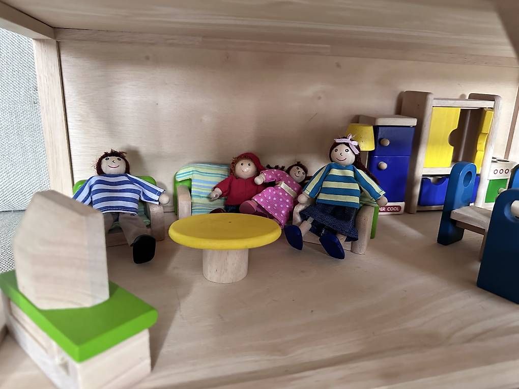 Modellbausätze & Standmodelle: Wunderschönes Holzpuppenhaus – Gebraucht aus Wädenswil von kostyuna 1