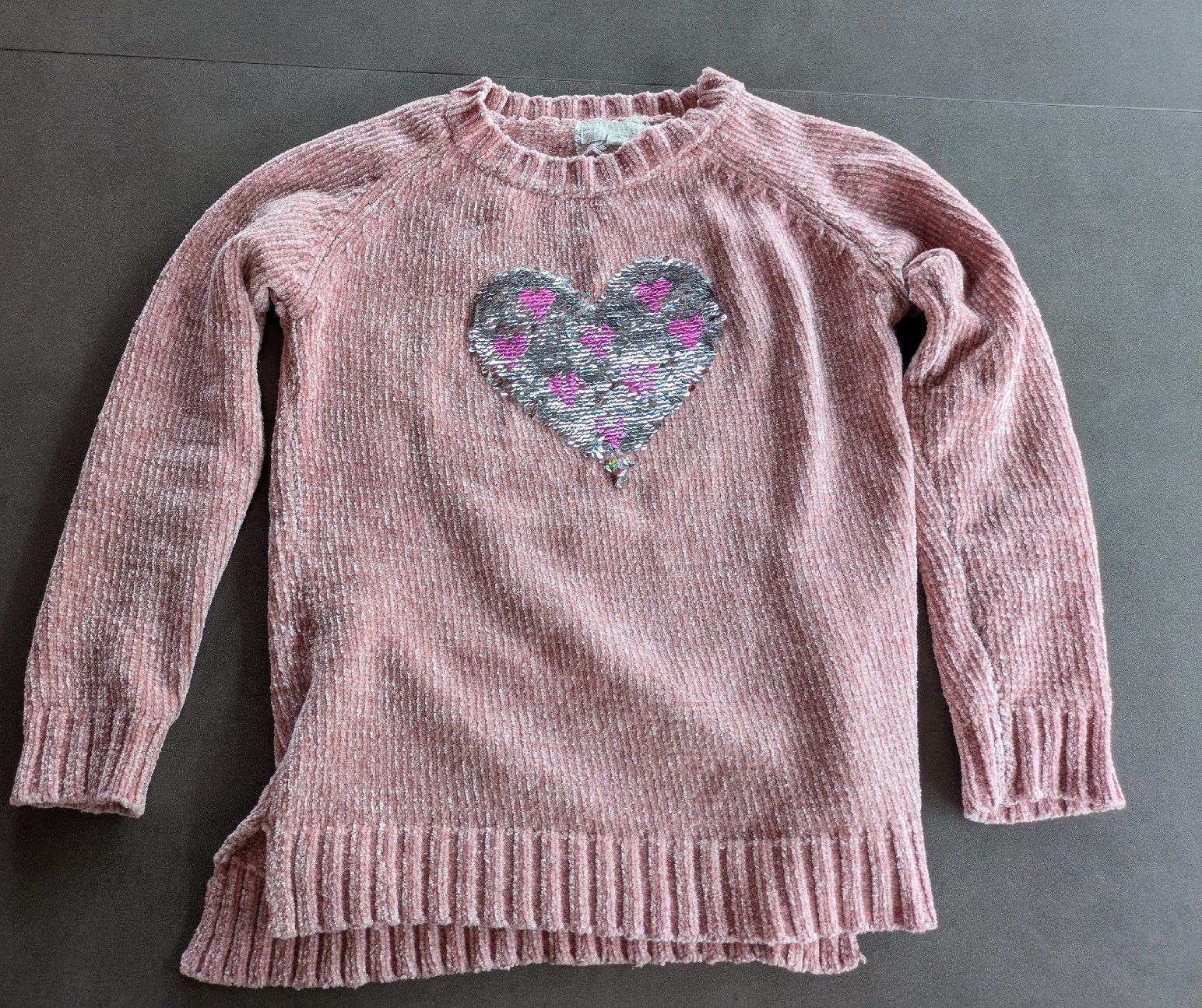 Pullover & Sweatshirts: Pullover von btween mit Pailettenherz, Grösse 140 – Gebraucht aus Kölliken von mic_9n9d