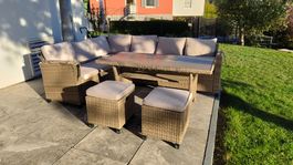 Loungegruppe mit Tisch und Hocker