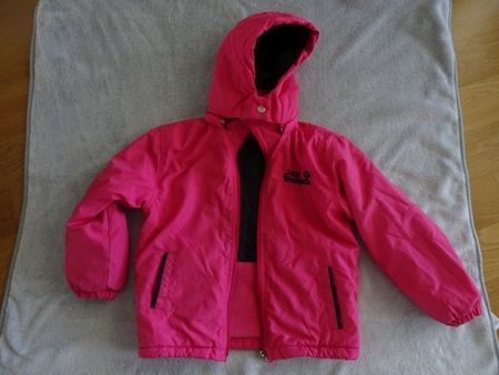 Mädchen Jacke pink Gr.128. Die Jacke hat abnehmbare Kapuze