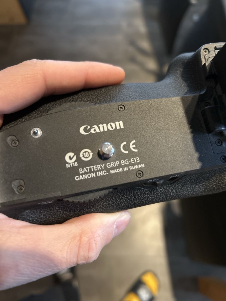 Canon Batterie: Battery grip Canon BG-E13 – Usato da Le Châble VS venduto da fav_5bfq