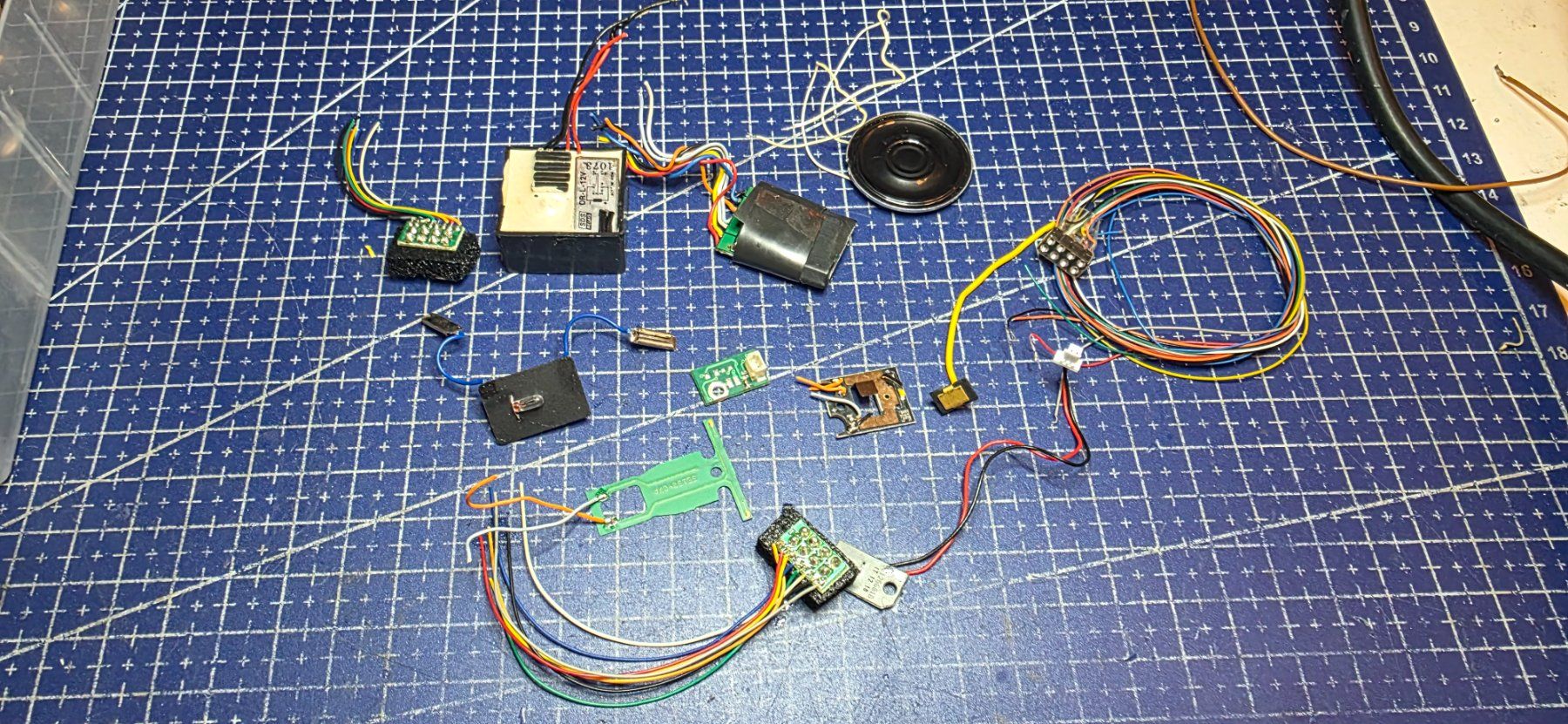 Modellini di ferrovie: Elektronikteile verschiedene teile HO – Usato da Hochfelden venduto da Danizh0