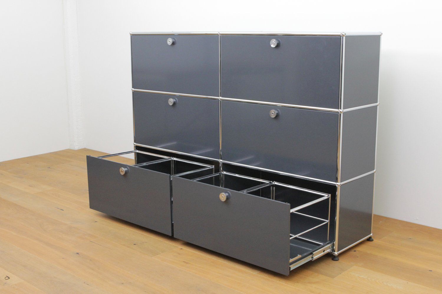 USM Scaffali: USM Haller Highboard Anthrazitgrau – Nuovo (secondo la descrizione) da Affoltern am Albis venduto da StudioStandard 1