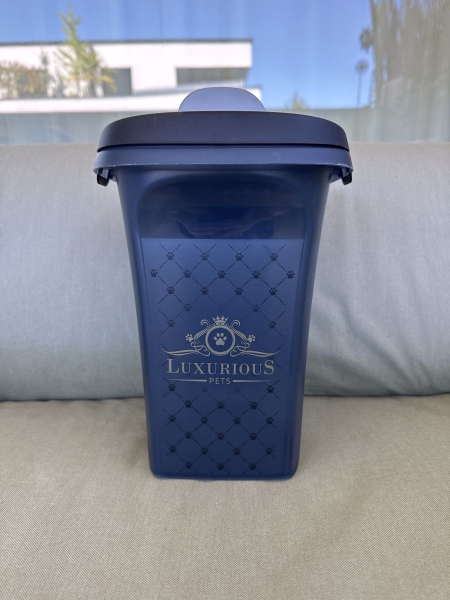 Contenitori edile: Luxurious Pets Food Container - New Condition! – Nuovo e nell'imballaggio originale da Berneck venduto da E_ZLK