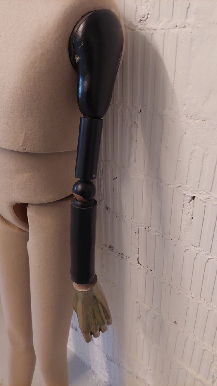 Sonstige Dekorationen & Accessoires: Grosse Schaufensterpuppe mit Gelenken, Holzarmen – Gebraucht aus Obfelden von Foto_Bild_Kunst_Buch 2