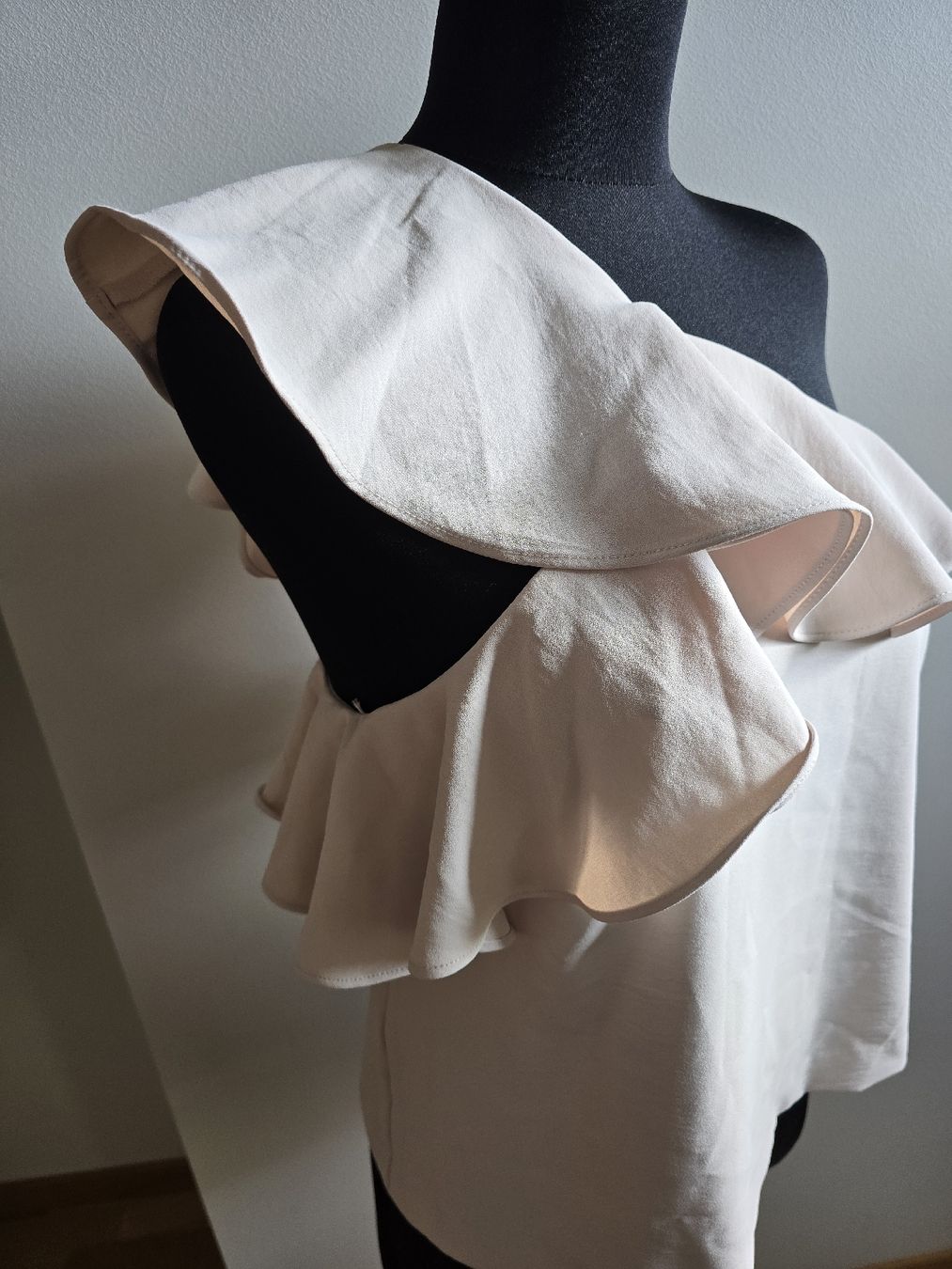 Mango Top: Oneshoulder Top mit Volants – Nuovo (secondo la descrizione) da Zürich venduto da ale_bg2x 1