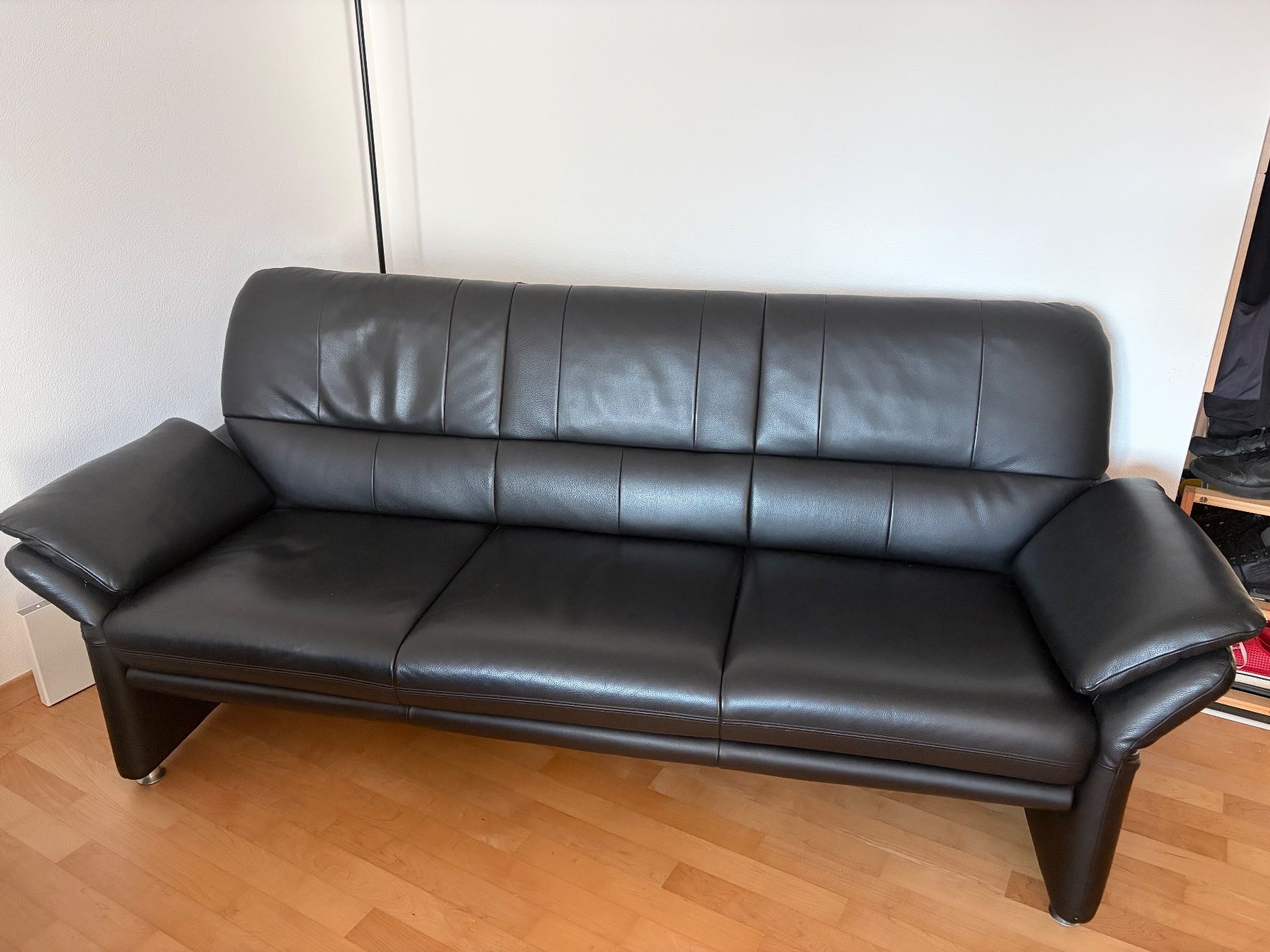 Sofas: Ledersofa schwarz - 3er – Gebraucht aus Urtenen-Schönbühl von Unit24