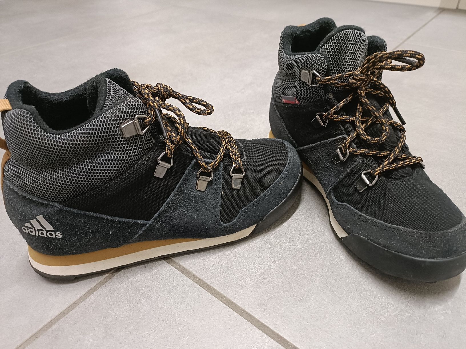 Scarpe per ragazzi: Adidas Terrex Gr.33, entspricht Gar. 32 – Nuovo (secondo la descrizione) da Amriswil venduto da Leelo