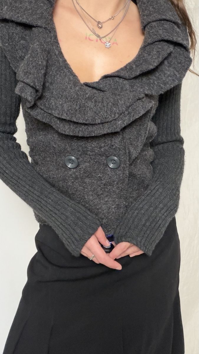 Maglioni & Felpe: Y2K gray ruffle sweater with double button detail – Usato da Knonau venduto da Grapesvintage 6