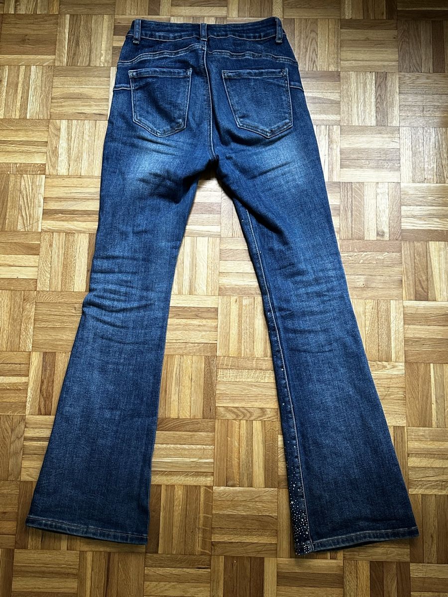 Jeans: Jeans svasati con strass, perfetti per la primavera! – Usato da Villa Luganese venduto da lis_p7cy 3