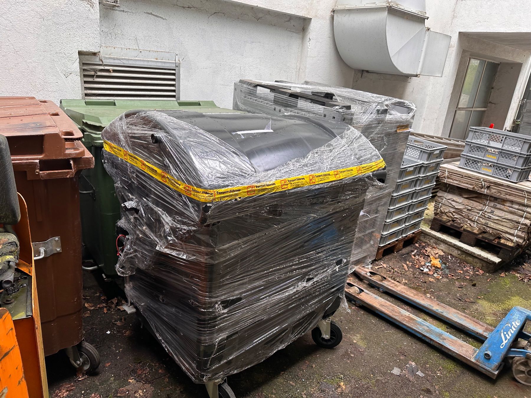 Altro per Ufficio & Commercio: neuer Müllcontainer mit Schiebedeckel, 1100 l, statt 1262.- – Nuovo (secondo la descrizione) da Necker venduto da liq24 2