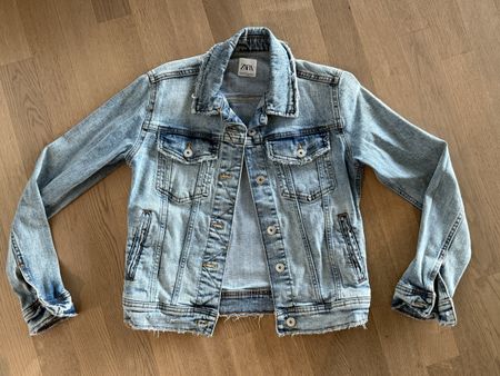 Zara Jeansjacke, hellblau, Gr. XS –S