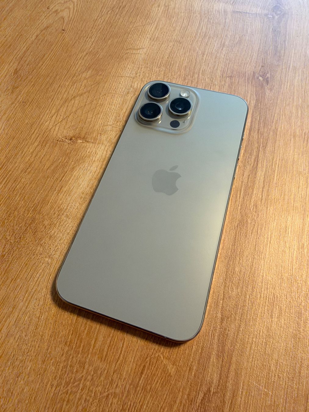 Apple Telefoni cellulari / Smartphones: iPhone 15 Pro Max | White Titanium | 256 GB – Usato da Reinach BL venduto da Remox19 6