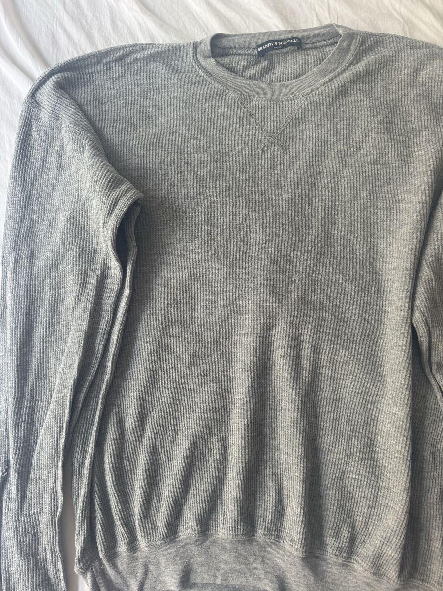 Brandy Melville Pulls & Sweat-shirts: Pull Brandy Melville gris à texture gaufrée taille unique – D'occasion à Genève par lejardindesvetements 1