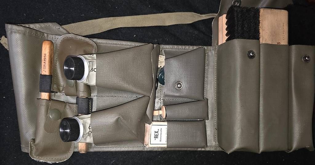 Schweizer Armee Prodotti di pulizia: Schweizer Militär Schuhputzset komplett / Original Armee – Usato da Basel venduto da Shankar 1