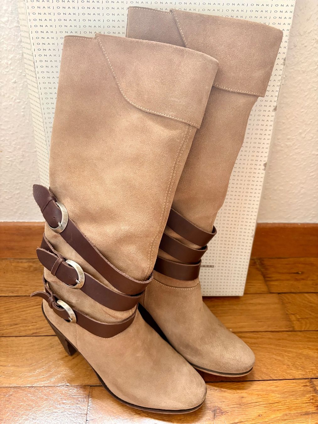 Jonak Scarpe da donna: Bottes Jonak daim beige T38 – Usato da St-Ursanne venduto da milezarde