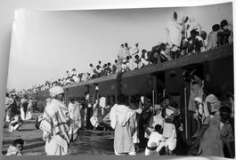Erh. Hürsch: 2 Fotos um 1975, Indien (III), Zug und Bus