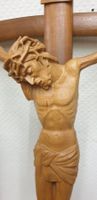 Holzfigur Jesus am Kreuz