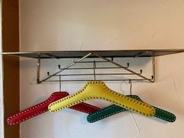 3 Nietenkleiderbügel in Ampelfarben