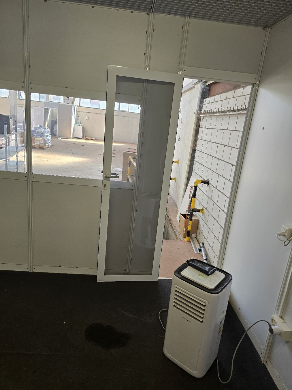 Contenitori edile: Bürocontainer mit Fenster. – Usato da Safenwil venduto da Leo.87. 5