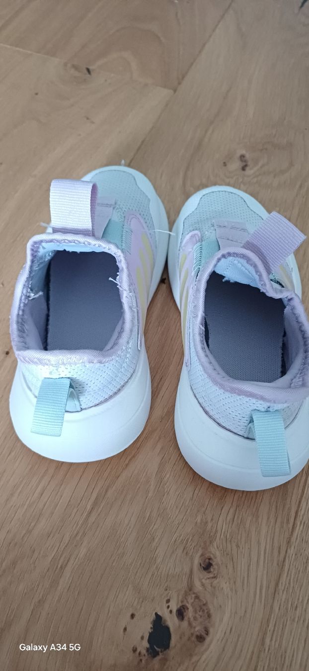Adidas Chaussures filles: Kinderschuhe Grösse 26 gebraucht – D'occasion à Riniken par Lessy- 2