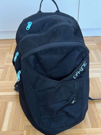 Rucksack schwarz mit mint-Reissverschlüssen von Dakine