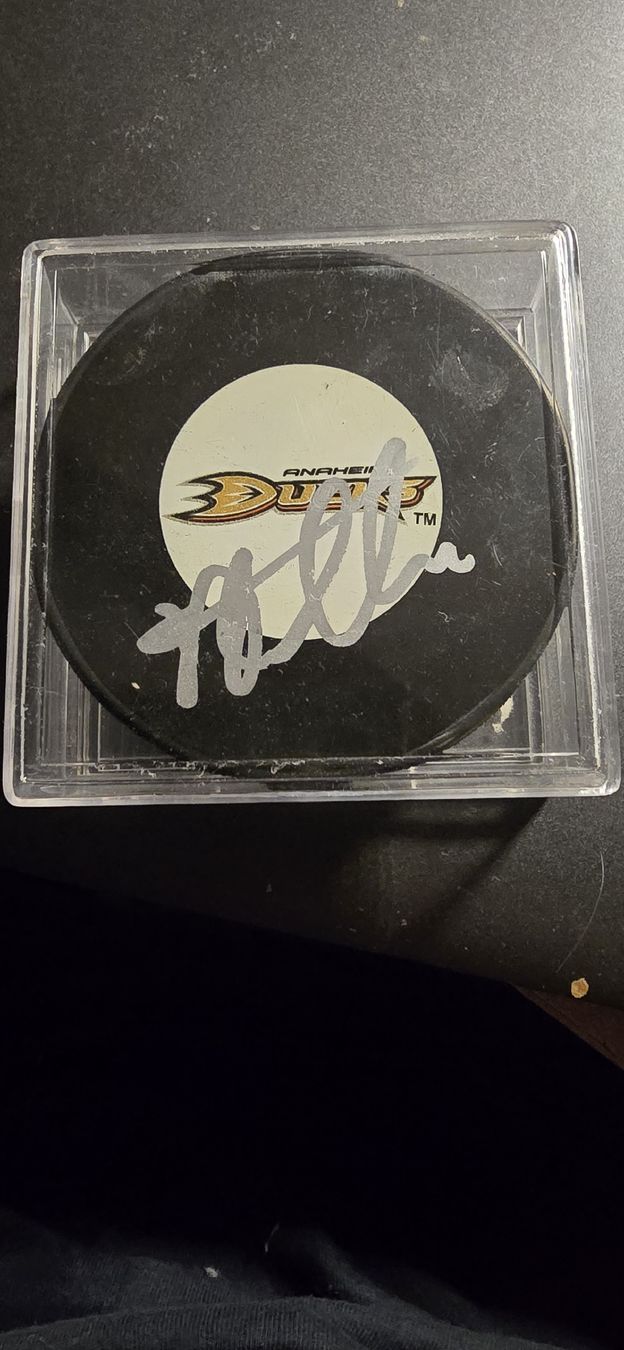 Autographes: puck signer Jonas Hiller – Neuf avec emballage d'origine à Oron-la-Ville par Exacash