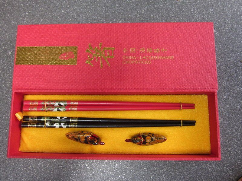 Couverts: Asiatisches Essstäbchen Set mit Enten-Stäbchenablage – D'occasion à Bischofszell par Pfau0