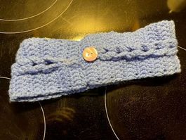 Handgehäkeltes Stirnband, hellblau, mit Knopf - Winter