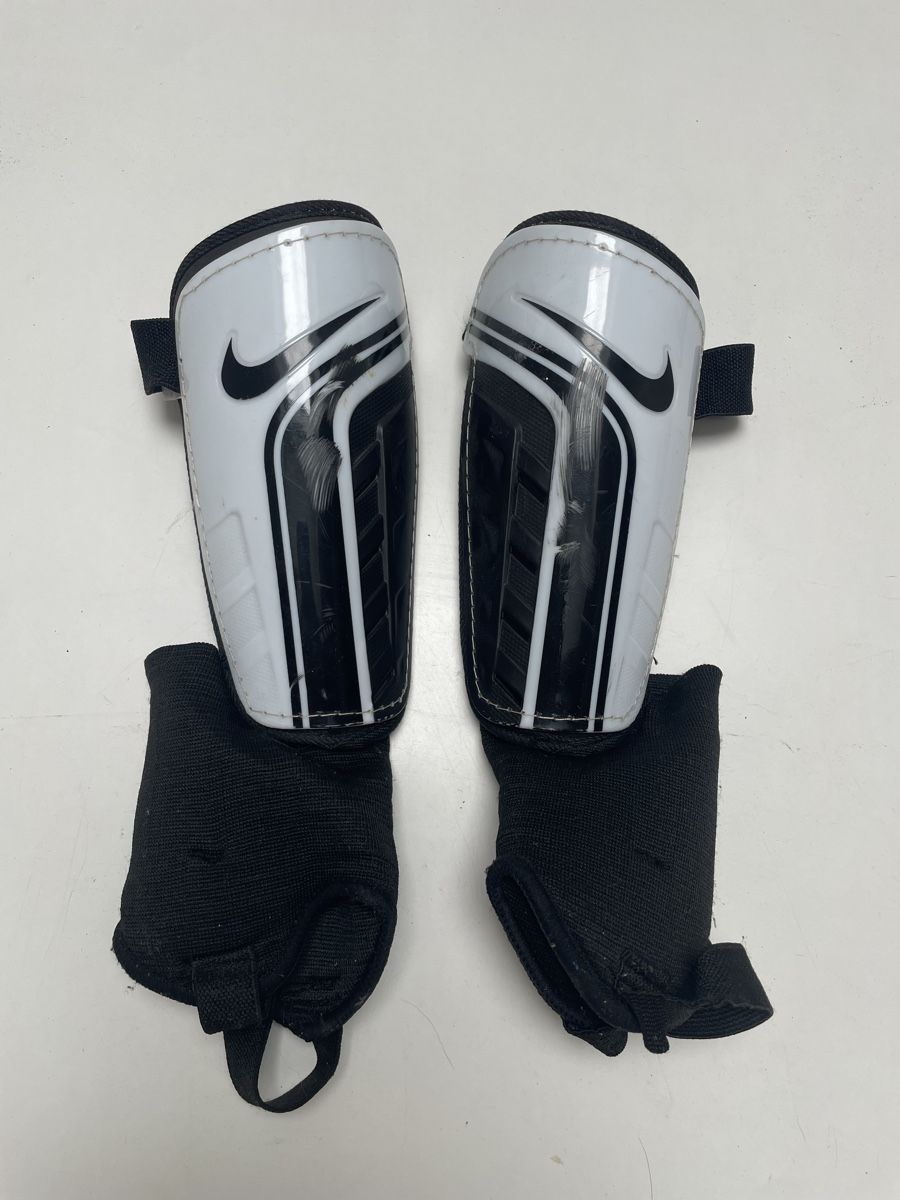 Nike Schutz & Schoner: Schienbeinschoner Nike Grösse L gebraucht – Gebraucht aus Zollikon von laes_2th