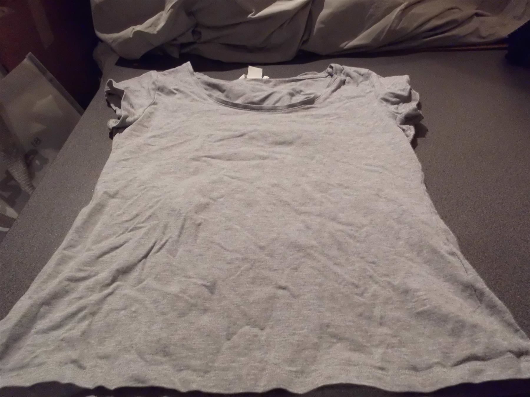 H&M T-shirts: T-Shirt Grösse M, H&M Basic, grau – D'occasion à Zürich par Motzkuh