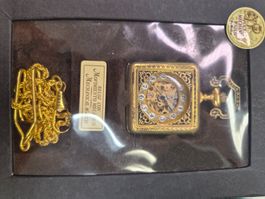 Rechteckige Taschenuhr mit Ornamenten und Kette