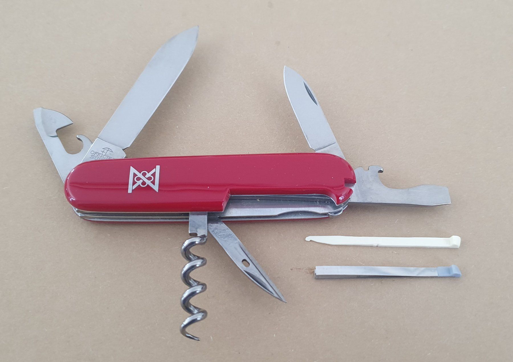 Victorinox Coltelli tascabile: 4 Victorinox / Wenger Sackmesser mit Logo – Nuovo (secondo la descrizione) da Härkingen venduto da MarianneSi 2
