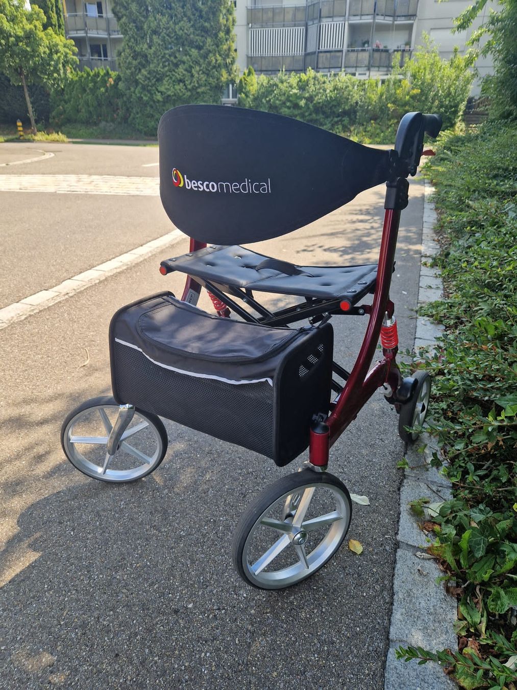 Aides à la marche: Rollator bescomedical – D'occasion à Greifensee par vavo