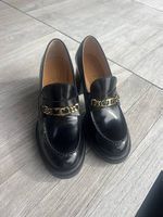 Schwarz Lack Tod's loafers mit Goldkette und Blockabsatz