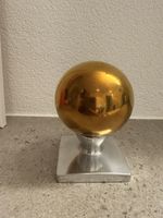 Skulptur Designer gold Farben Kugel Silber farbener sockel