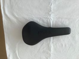 fiˋzi:k Sattel Taiga L neu, leicht