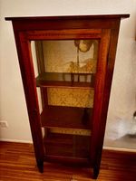 Sehr schöne antike Vitrine mit drei Tablaren und Polsterung