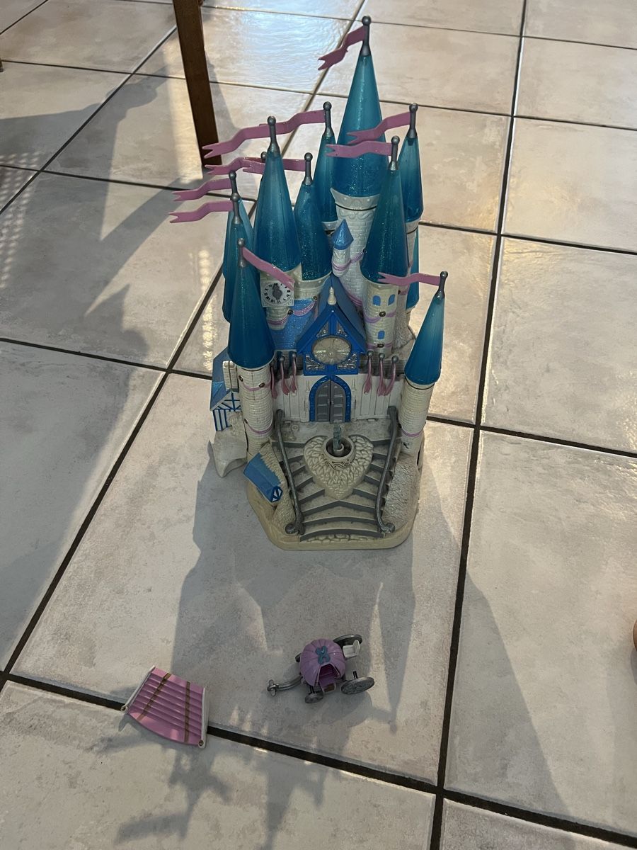 Polly Pocket Giocattoli: Polly Pocket Schloss – Usato da Zufikon venduto da luuuzi