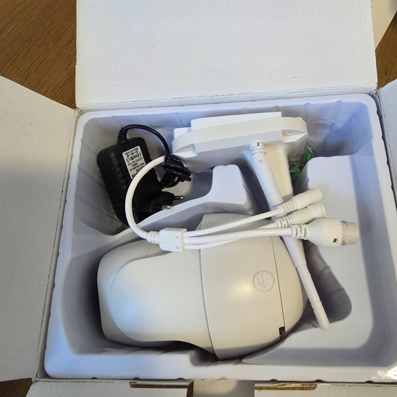 Composants électroniques: Elektronik Konvolut - Laptop-Batterie, Kameras, Adapter etc. – D'occasion à Volketswil par K.. 6