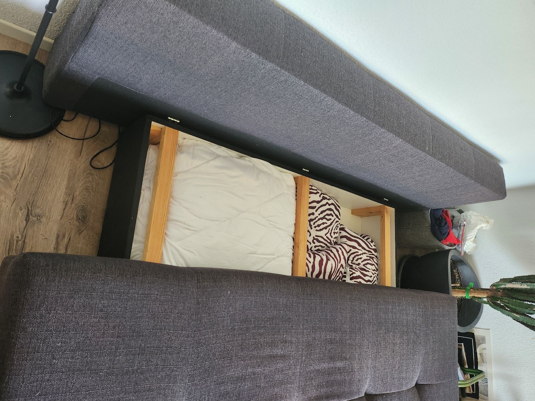Sofas: Schlaf-/Gästecouch 2 m breit, dunkelgrau – Gebraucht aus Wädenswil von HeLeni2 3