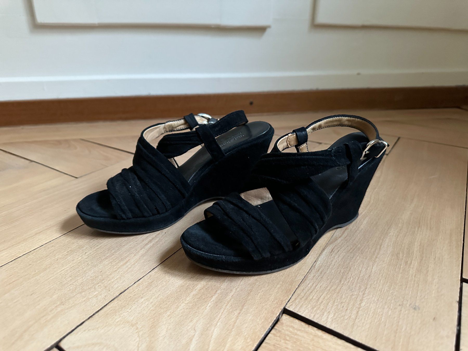 Scarpe da donna: CAPRICCIO - Keilabsatz Leder Sandale schwarz 34 – Usato da Zürich venduto da Diazaio