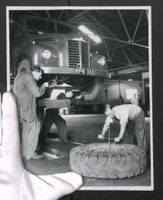 Fotografie Reifenmontage am LKW Dodge 10