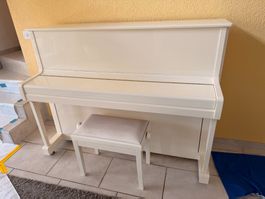 Weisses Klavier mit Hocker in sehr gutem Zustand